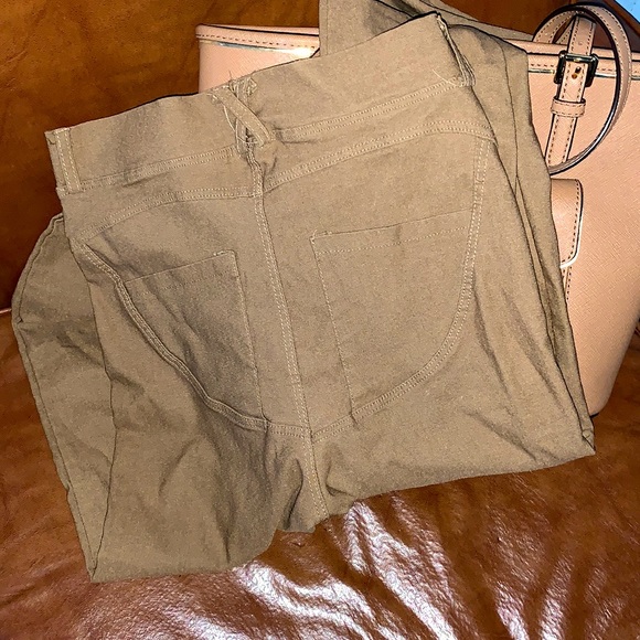 EUC Booty Shaping Khaki Leggings Practically New - Picture 4 of 12